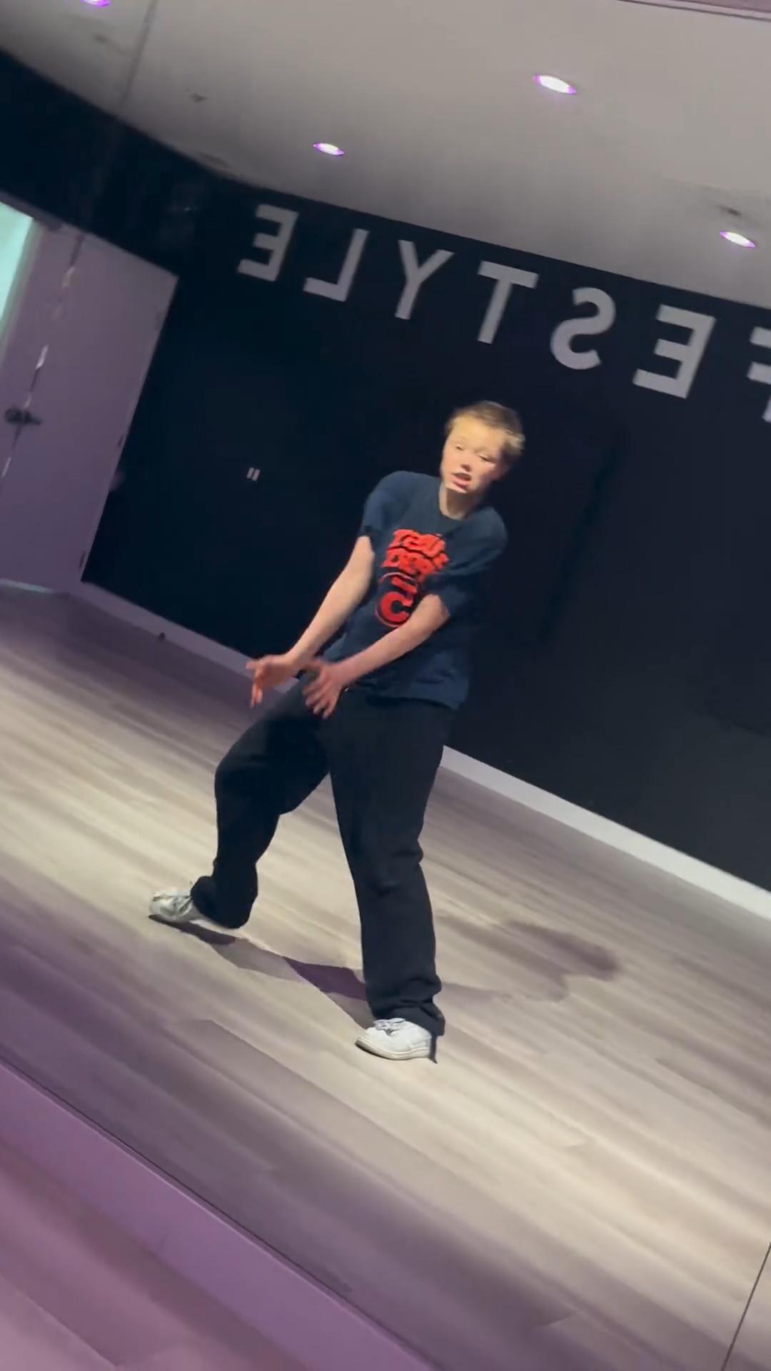 Новые видео с участием дочери Брэда Питта и Анджелины Джоли Новые видео с участием дочери Брэда Питта и Анджелины Джоли