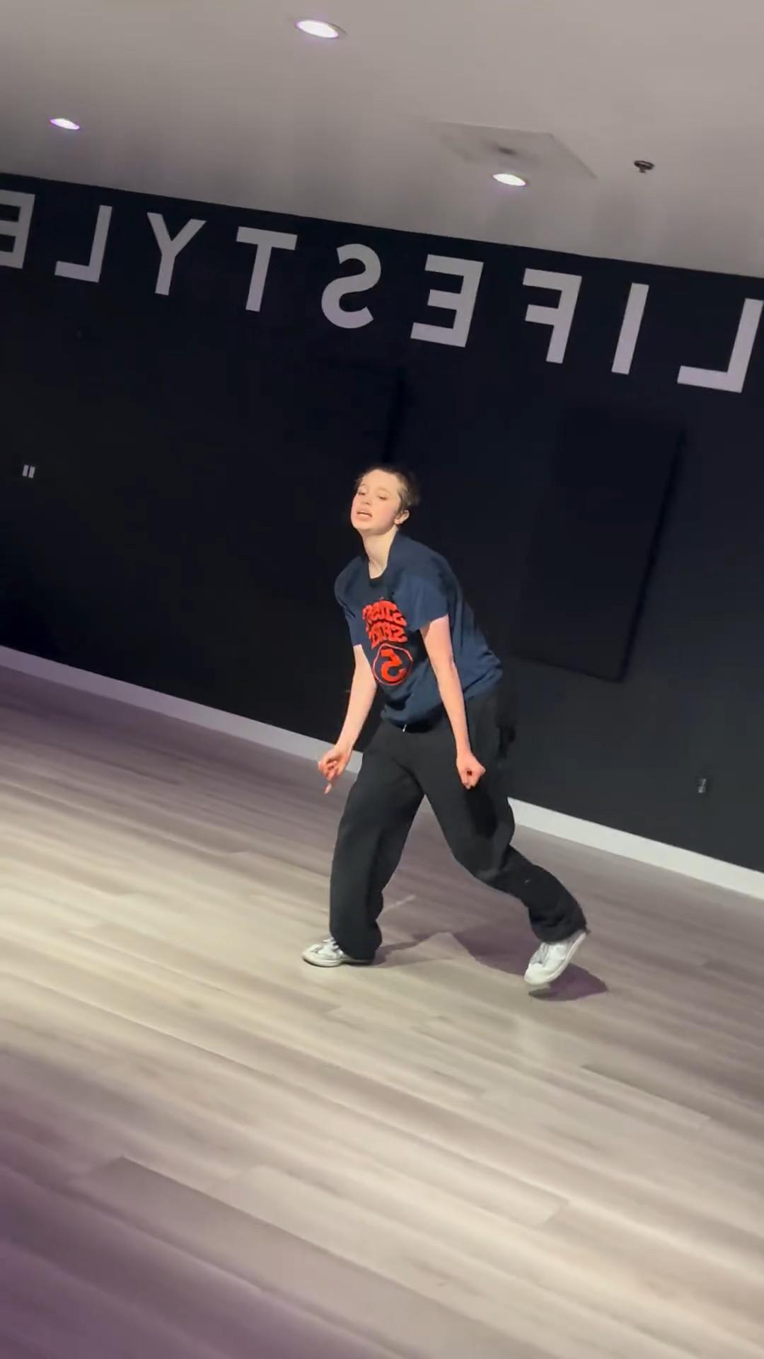 Новые видео с участием дочери Брэда Питта и Анджелины Джоли Новые видео с участием дочери Брэда Питта и Анджелины Джоли