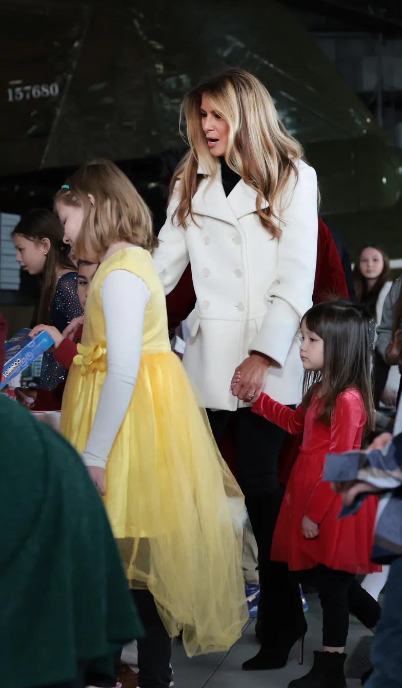 Мелания Трамп раздает подарки нуждающимся детям