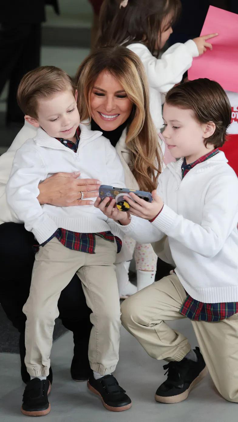 Мелания Трамп раздает подарки нуждающимся детям