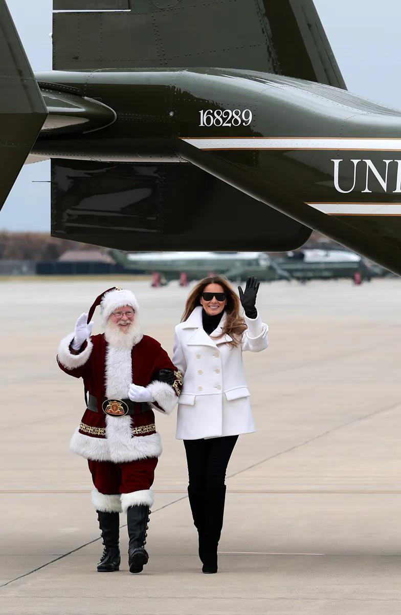 Мелания Трамп раздает подарки нуждающимся детям