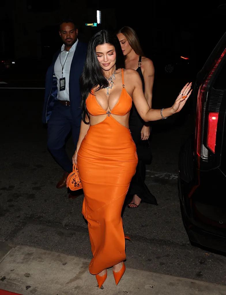 Кайли Дженнер демонстрирует декольте в Вест-Голливуде