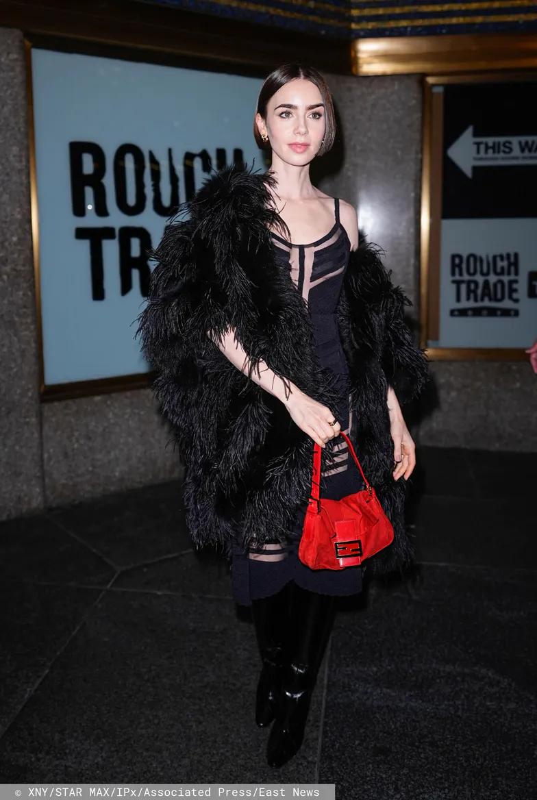 Лили Коллинз демонстрирует свою фигуру в прозрачном платье