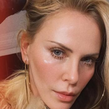 50-летняя Шарлиз Терон удивила новым образом. Поклонники задаются вопросом: «Она сделала подтяжку лица?»