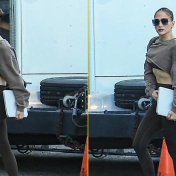 Дженнифер Лопес втянула живот для папарацци. С таким прессом ей бы и не пришлось этого делать..