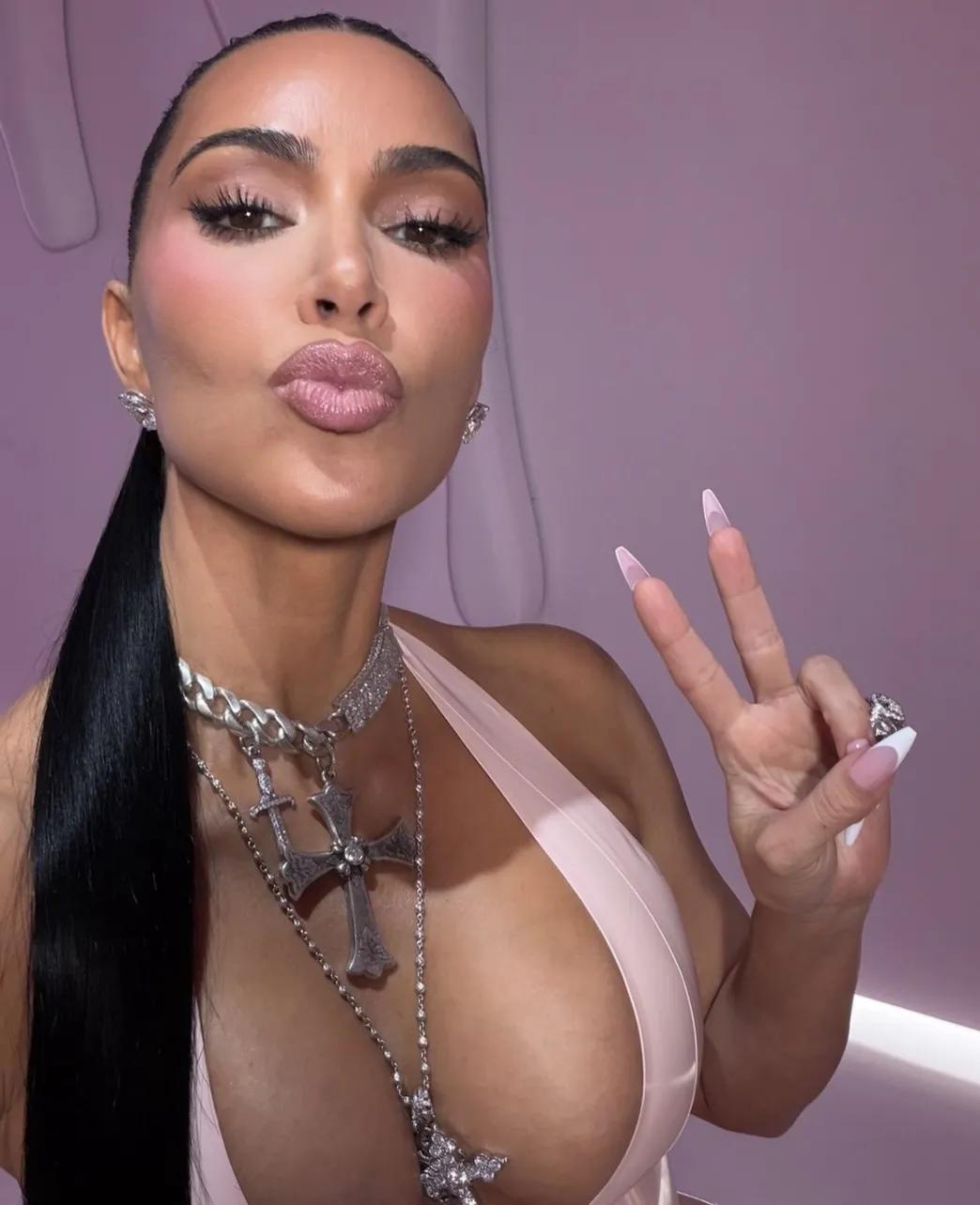 Ким Кардашьян демонстрирует селфи в бикини с Бритни Спирс