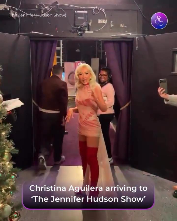 Кристина Агилера танцует перед тем, как войти в студию