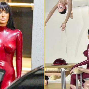 Бьянка Ченсори, одетая в латексный комбинезон, выходит с выставки с невозмутимым лицом под пристальным взглядом своего мужа