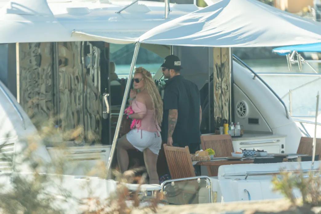 Бритни Спирс с новым парнем на яхте