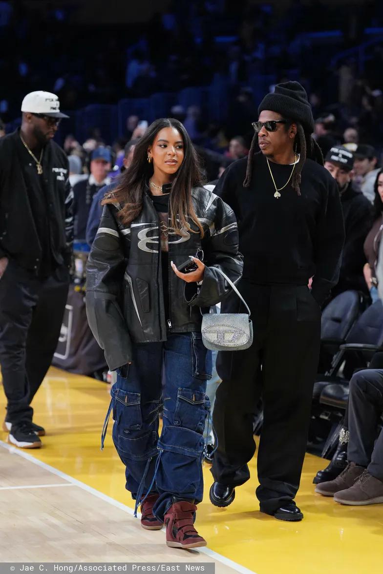 Джей Зи и Блю Айви Картер на матче НБА Джей Зи и Блю Айви Картер на матче НБА
