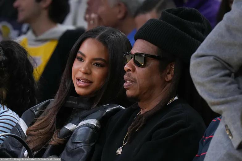 Джей Зи и Блю Айви Картер на матче НБА Джей Зи и Блю Айви Картер на матче НБА