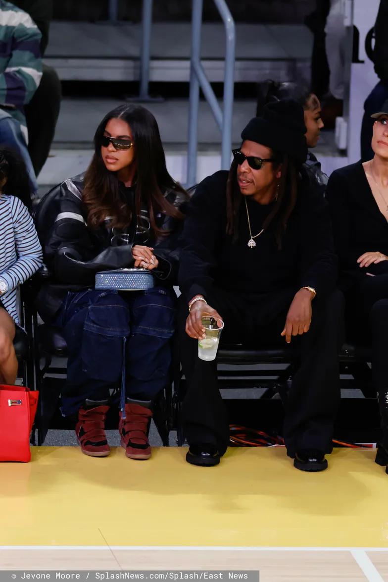 Джей Зи и Блю Айви Картер на матче НБА Джей Зи и Блю Айви Картер на матче НБА