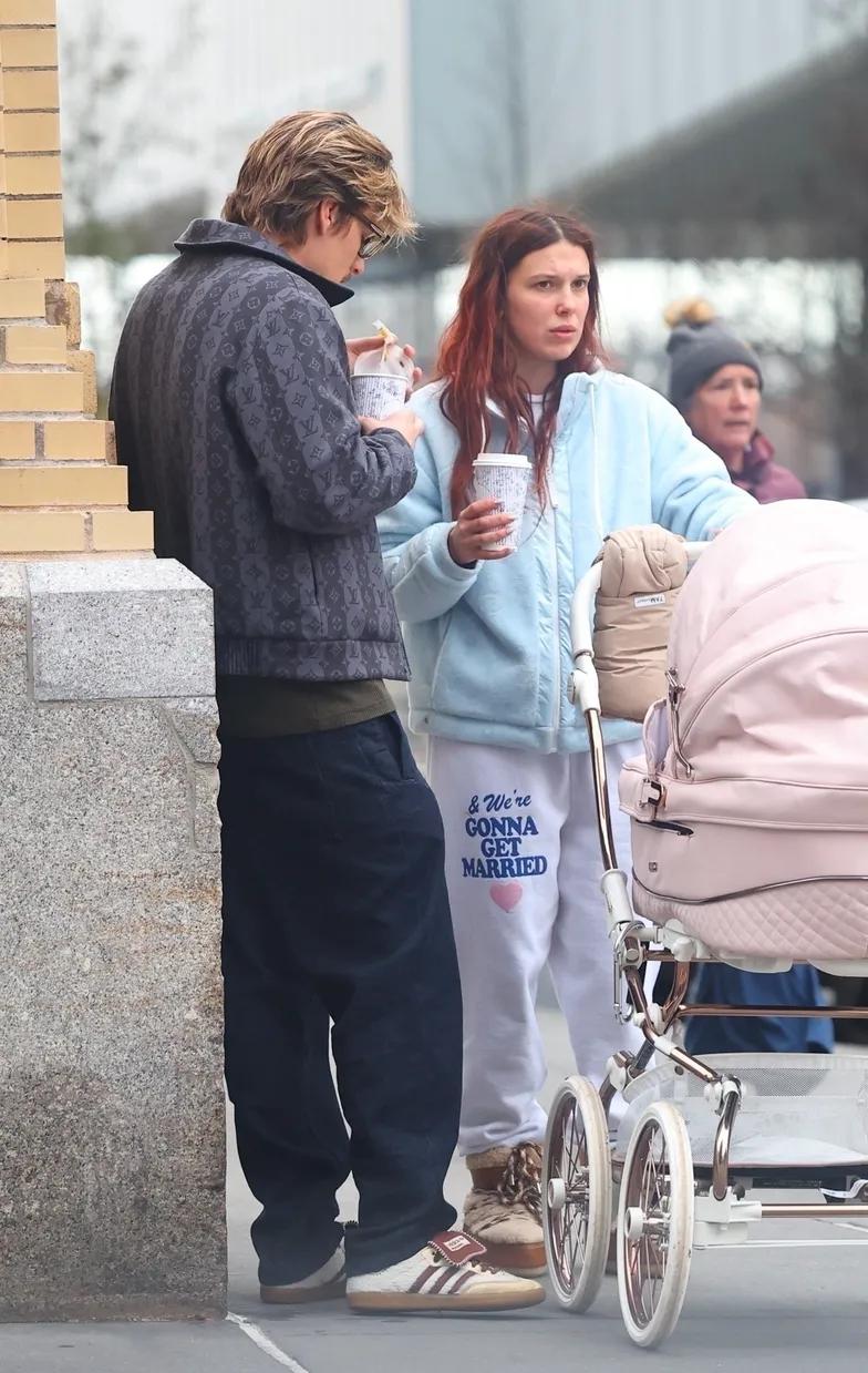 Милли Бобби Браун на прогулке со своим мужем и дочерью в Нью-Йорке