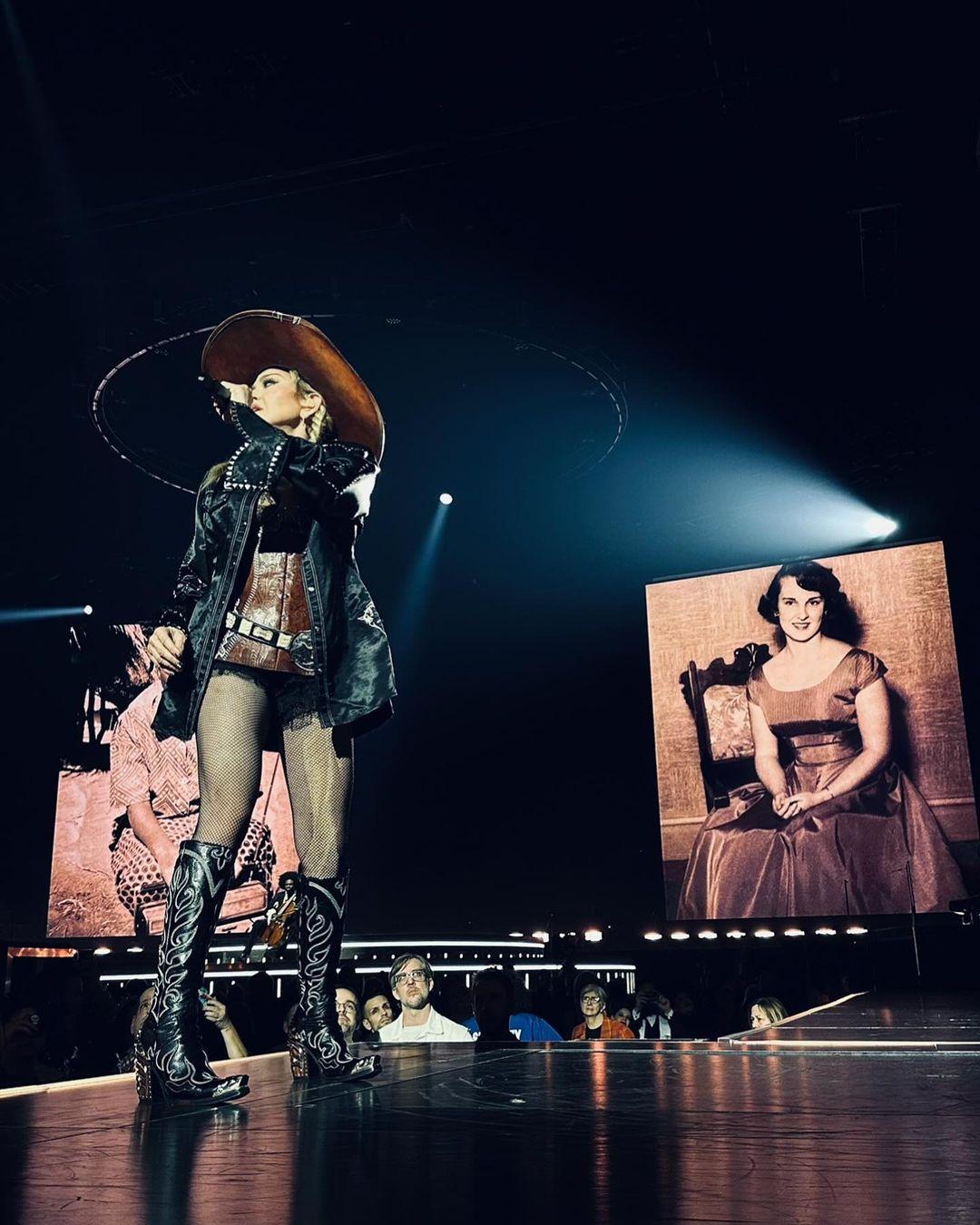 Мадонна почтила память своей матери