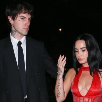 Деми Ловато, похудевшая на 23 килограмма, отправилась на праздничную вечеринку в красном платье с глубоким декольте. С собой она взяла мужа