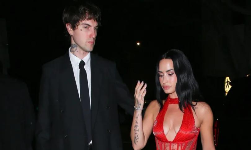 Деми Ловато направляется на рождественскую вечеринку