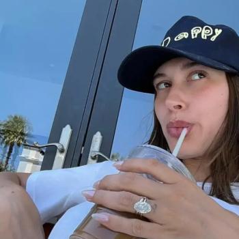 Хейли Бибер продемонстрировала свой беременный живот в топе-бабочке за 2500 долларов и часы за 220 000 долларов