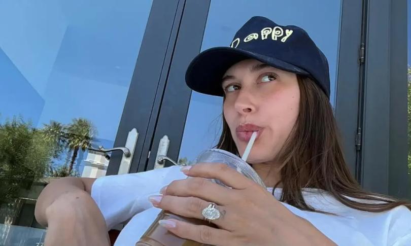 Хейли Бибер демонстрирует свои формы во время беременности