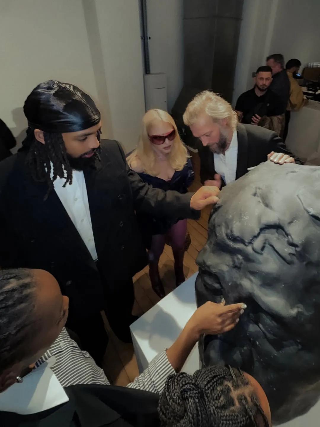 Мадонна на выставке своего сына Мадонна на выставке своего сына