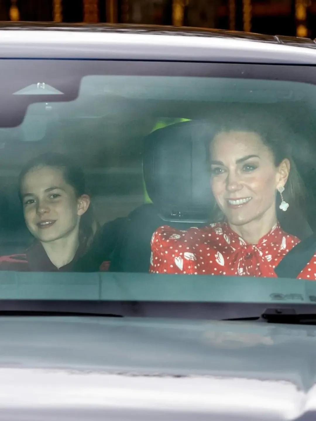 Члены королевской семьи направляются в Букингемский дворец