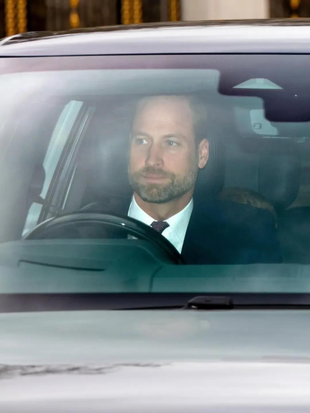 Члены королевской семьи направляются в Букингемский дворец