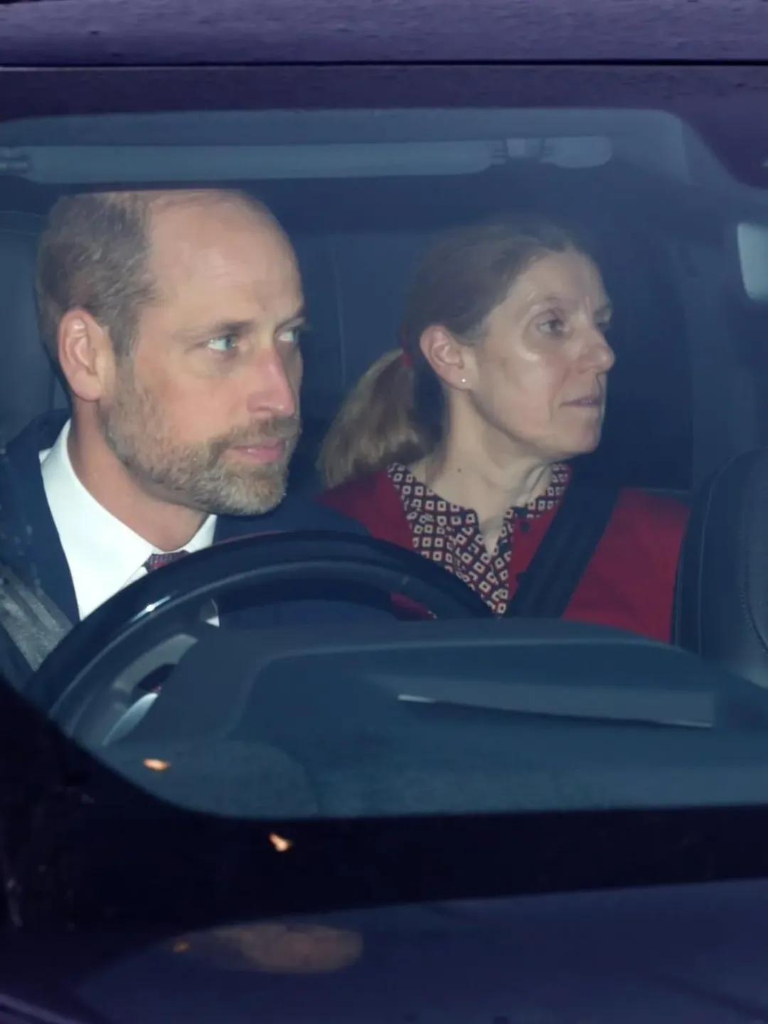 Члены королевской семьи направляются в Букингемский дворец