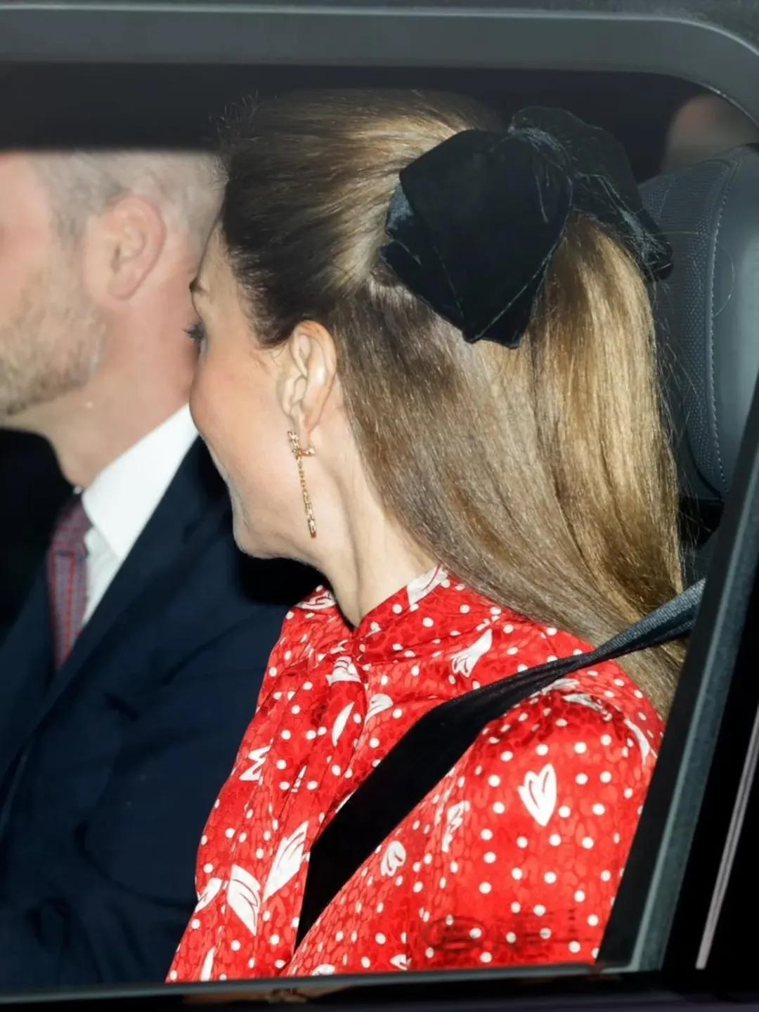 Члены королевской семьи направляются в Букингемский дворец