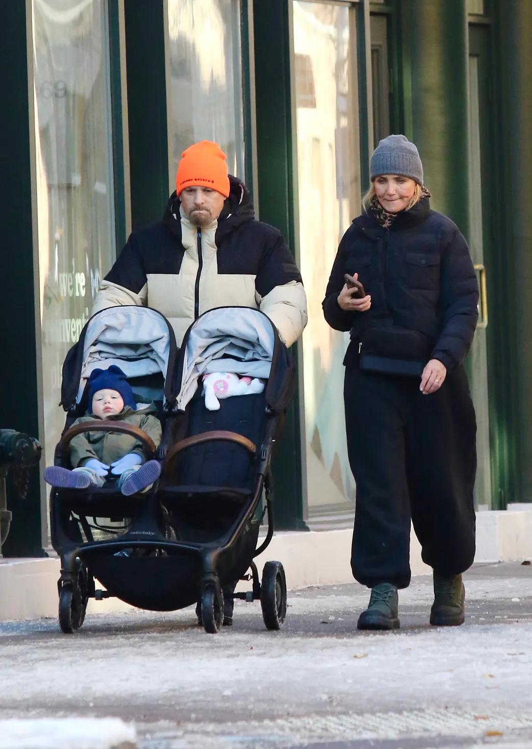 Кэмерон Диаз с мужем и ребенком на прогулке