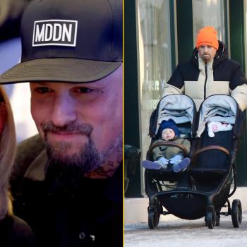 Кэмерон Диаз и Бенджи Мэдден с младенцем в коляске мчатся по улице Нью-Йорка.