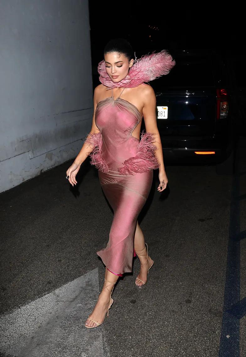 Кайли Дженнер направляется на рождественскую вечеринку Кайли Дженнер направляется на рождественскую вечеринку