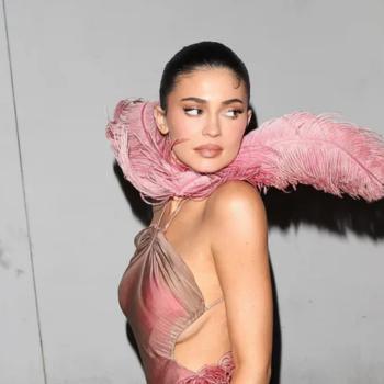 Полуобнаженная Кайли Дженнер спешит на рождественскую вечеринку со своими коллегами