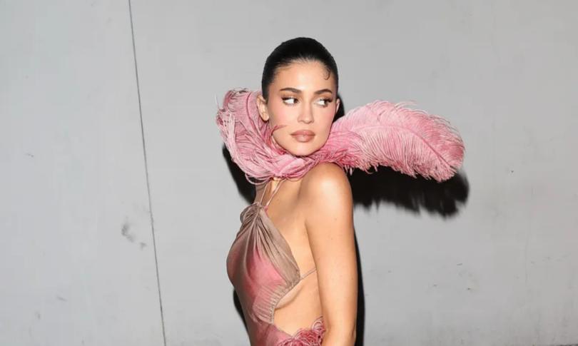 Кайли Дженнер направляется на рождественскую вечеринку Кайли Дженнер направляется на рождественскую вечеринку