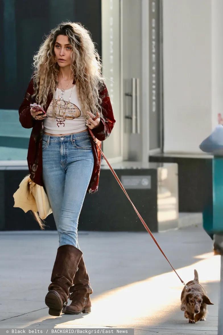 Пэрис Джексон гуляет со своей собакой Пэрис Джексон гуляет со своей собакой