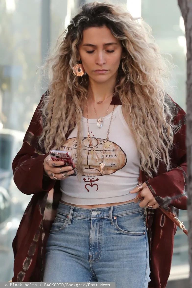 Пэрис Джексон гуляет со своей собакой Пэрис Джексон гуляет со своей собакой