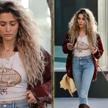 Угрюмая Пэрис Джексон прогуливается по городу со своей собакой