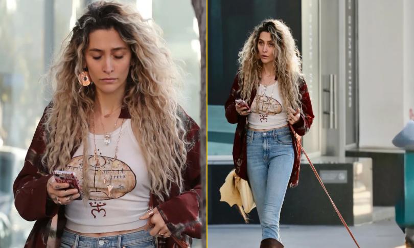 Пэрис Джексон гуляет со своей собакой Пэрис Джексон гуляет со своей собакой