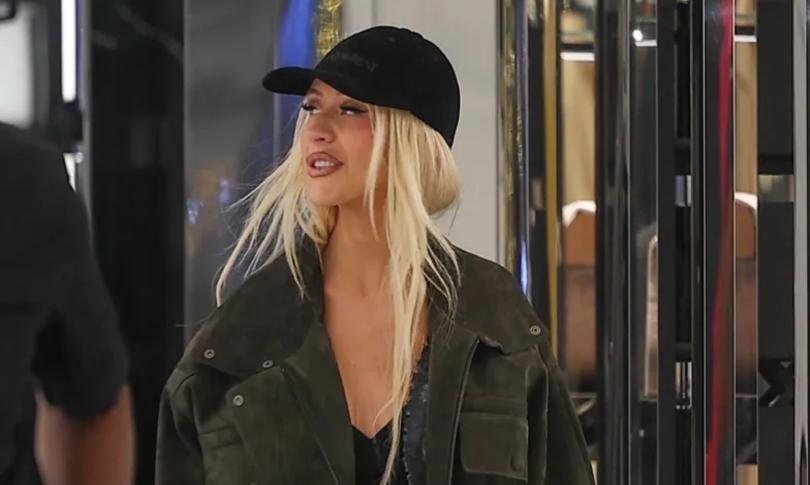 Кристина Агилера бродит по торговому центру в сапогах