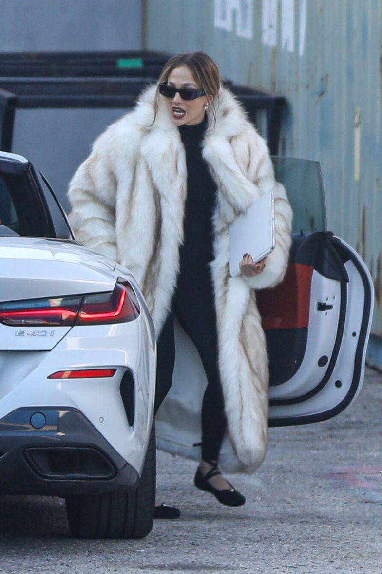 Дженнифер Лопес ходит по делам в огромной меховой шубе