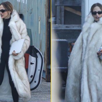 Расслабленная  Дженнифер Лопес едет по Лос-Анджелесу на кабриолете в БОЛЬШОЙ МЕХОВОЙ ШУБЕ