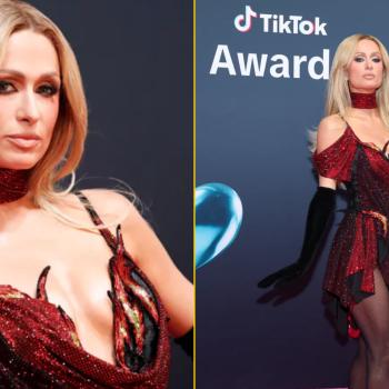 Пэрис Хилтон демонстрирует декольте на церемонии вручения наград TikTok Awards