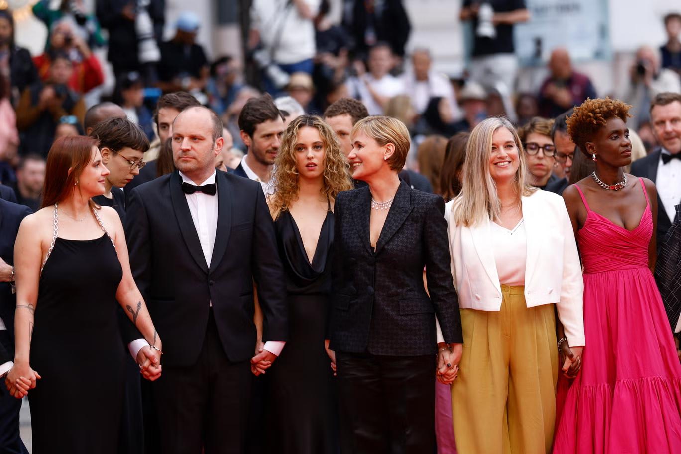 Жюдит Годреш (в центре) и съемочная группа “Moi aussi” в Каннах, 15 мая 2024 года.