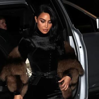 45-летняя Ким Кардашьян спешит на рождественское совещание с сотрудниками в парике и с сумочкой из телячьей кожи