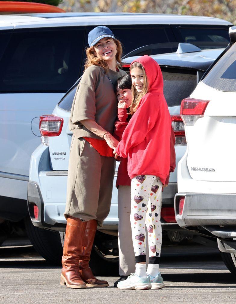 Ева Мендес и Райан Гослинг сфотографированы со своими дочерьми.