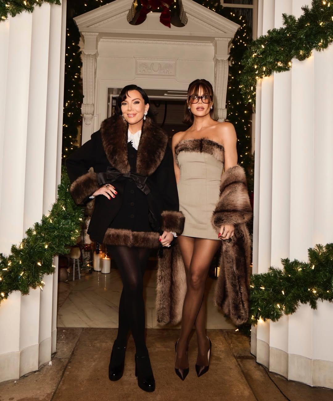 Крис Дженнер, выглядящая моложе, позирует с Хлоей и Лорен Санчес