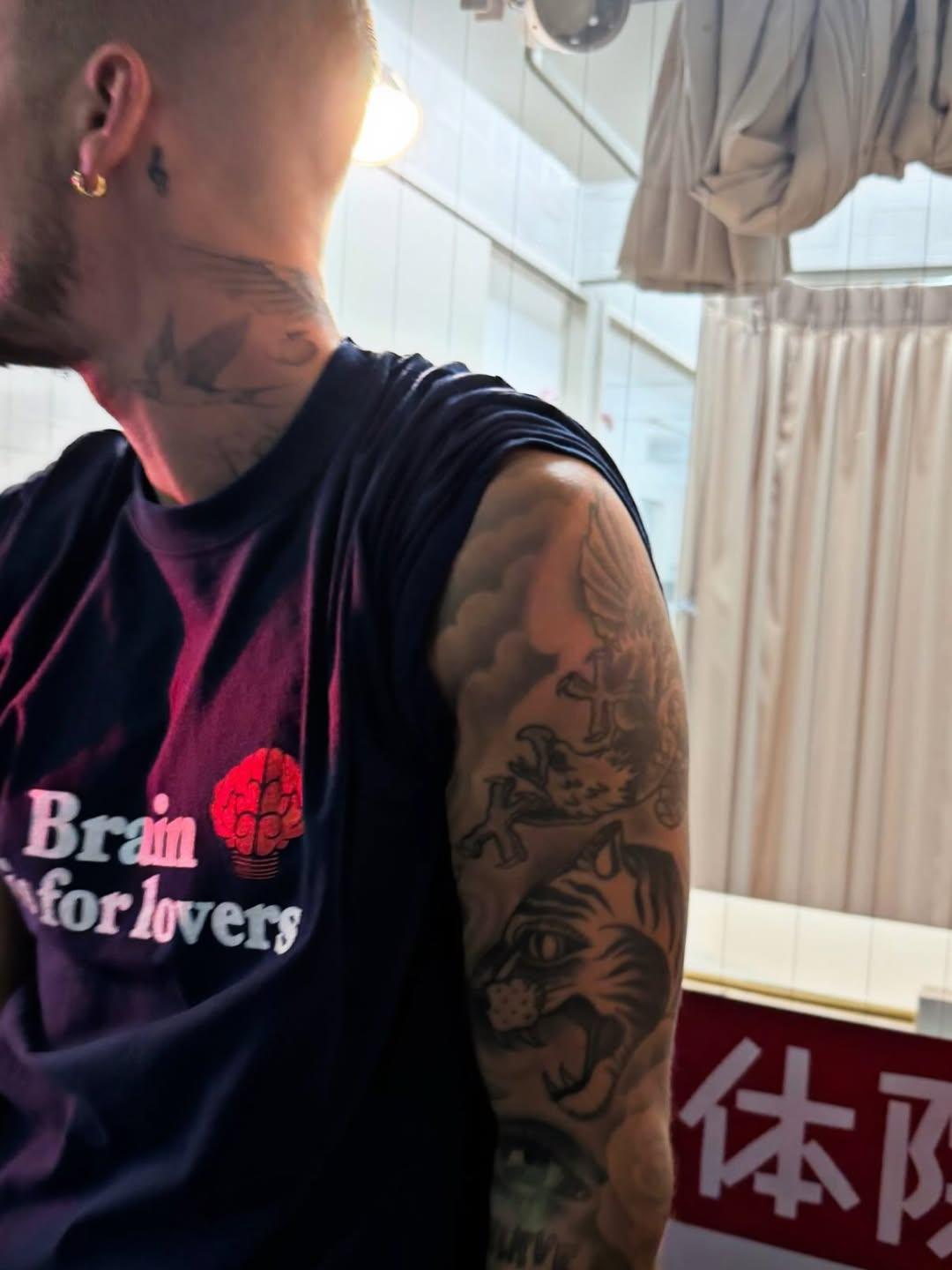 Хейли Бибер демонстрирует подтянутый живот Хейли Бибер демонстрирует подтянутый живот