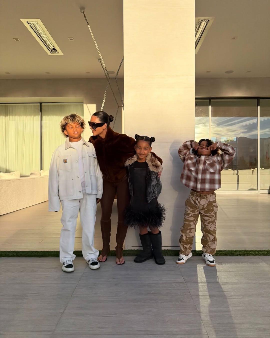 Ким Кардашьян и её дети. Ким Кардашьян и её дети.