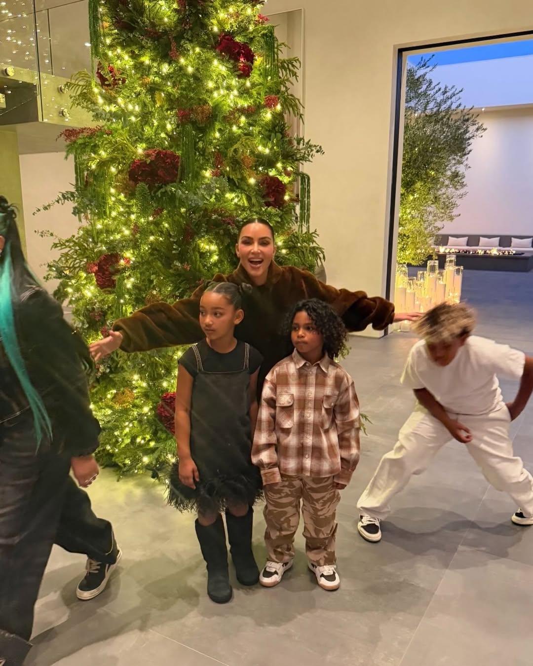 Ким Кардашьян и её дети. Ким Кардашьян и её дети.