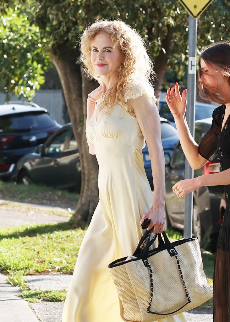 Она оставила свои волосы естественно вьющимися, вернувшись к своему фирменному образу 1980-х годов.