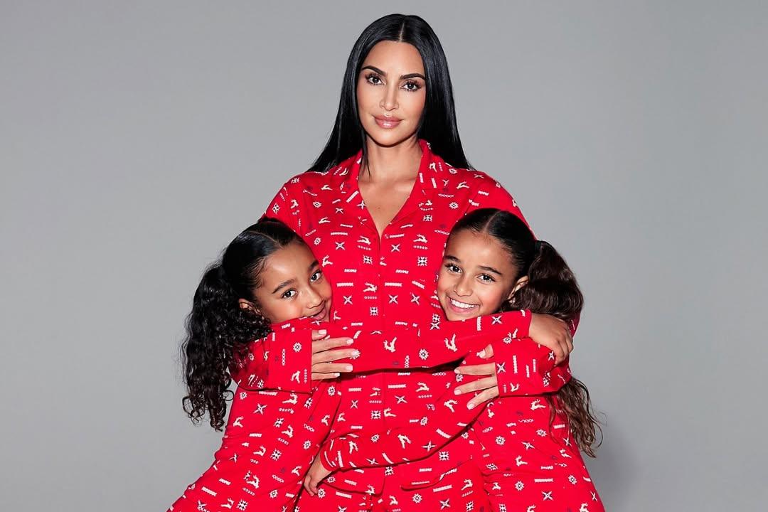 Ким Кардашьян опубликовала праздничное фото в пижамах
