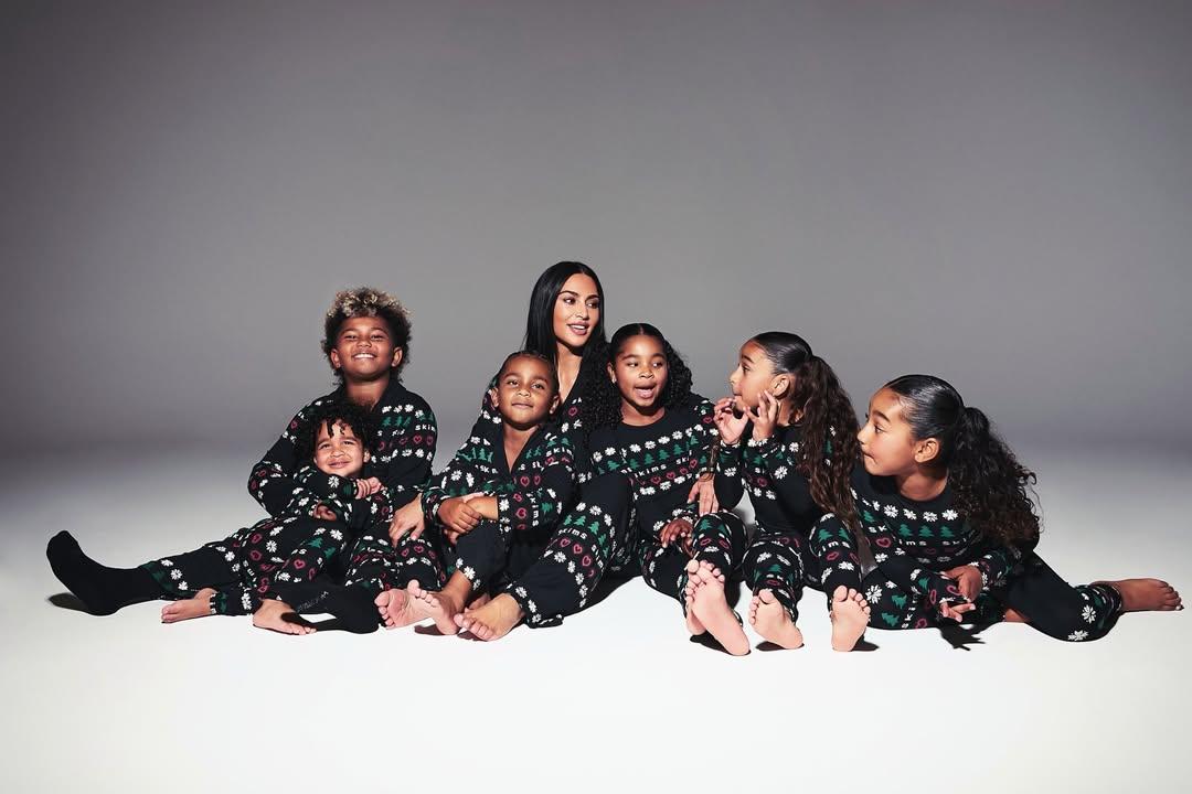 Ким Кардашьян опубликовала праздничное фото в пижамах